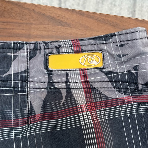 QUICKSILVER Mens Swim/board shorts. Size 38 - Picture 5 of 7